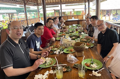 参加者の皆さんとインドネシア料理で昼食