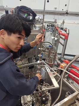 注意深く試料ホルダーをクライオに挿入