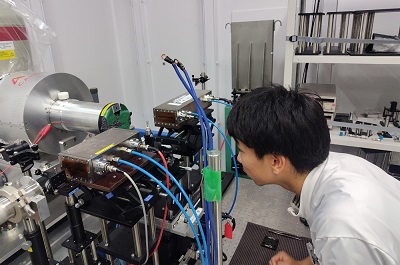 蛍光法の試料のセットを慎重に行います。