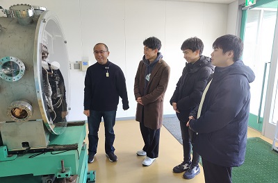 放射光の取り出しの仕組みを見学。