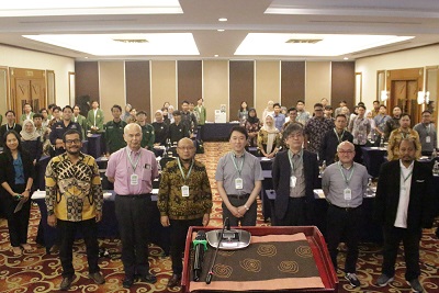 セミナー参加者の皆さんと。上智大物理の後藤先生、理研の渡邊さん、CROSSの大石さんとともに。