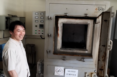 Sebelas Maret大バッテリー研究所で巨大電気炉に遭遇。