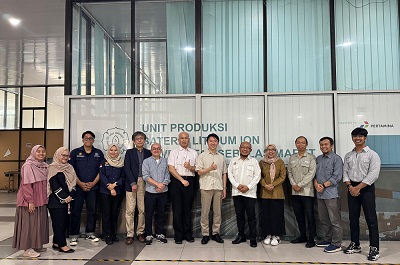 SoloのSebelas Maret大バッテリー研究所の皆さんと。