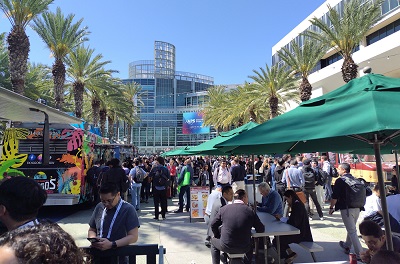 ランチタイムのケータリングはすごい賑わい。