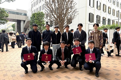 研究室メンバーで記念写真。