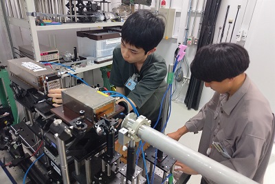 先輩に教わりながら試料をセット。