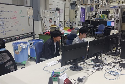 先輩に教わりながら装置をコントロール。