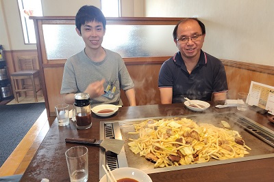 名物のホルモン焼きうどんを楽しみました。