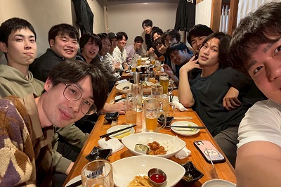 4年生と李君の新歓。写真に収まりきれなくなってきました。楽しくやっていきましょう。