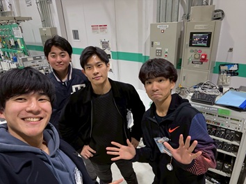 みんなで楽しく実験しています。