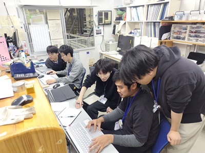 大阪大学のグループと一緒に希釈冷凍機を使った測定