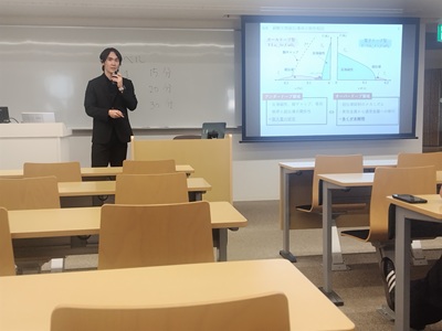 自作の単結晶を用いて学外でも実験し、新しい物理を得ました